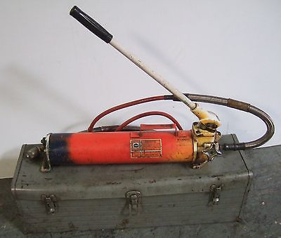 T&B Thomas And Betts Hand Operated Hydraulic Pump 13604